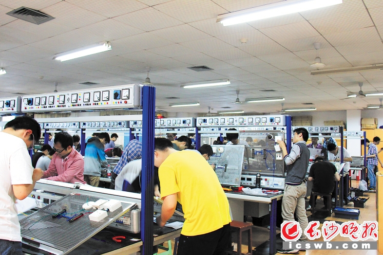 　　▲长沙学院学生在电子电工实习基地实训。 　　长沙晚报通讯员　　肖燕芳 摄