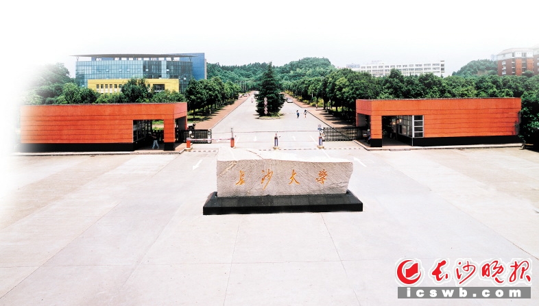 　　近三年，长沙学院主动对接本地的新型产业，就业率节节攀升，在长沙地区就业的毕业生占就业总数的60%以上，且这些毕业生又主要集中在长沙主导产业的骨干企业之中。学校毕业生这么“抢手”的秘诀就是学校近年来坚持的“一对接四合作三服务”的人才培养模式。 　　长沙晚报通讯员 　　喻秋兰 摄